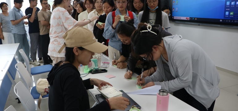 悦纳自我，阳光同行——学校举办研究生“5・25心理健康游园会”活动
